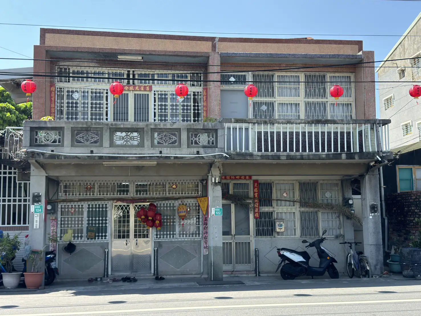 台南灣裡地區民宅配合萬年殿丙午科五朝禳災祈安王醮，於門前豎立燈篙、懸掛燈籠，延續庄頭傳統建醮習俗。(記者張振興攝)