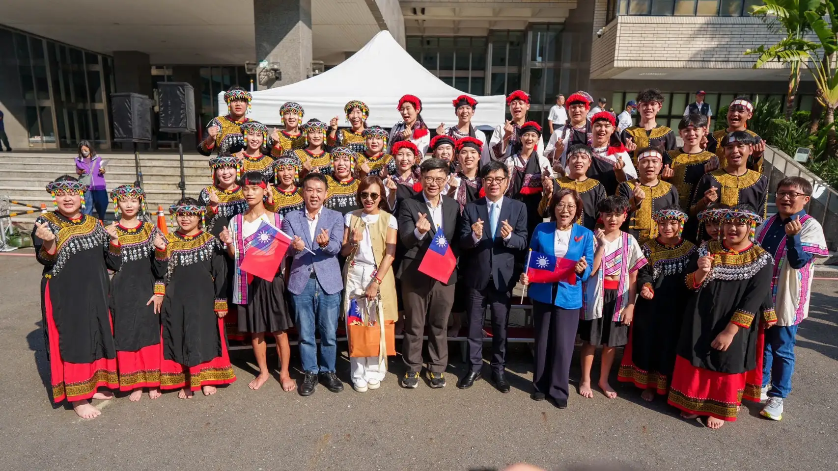 歡慶115年中華民國國慶，議長康裕成、市長陳其邁偕同府會團隊及市民朋友同慶。（高雄市議會提供）
