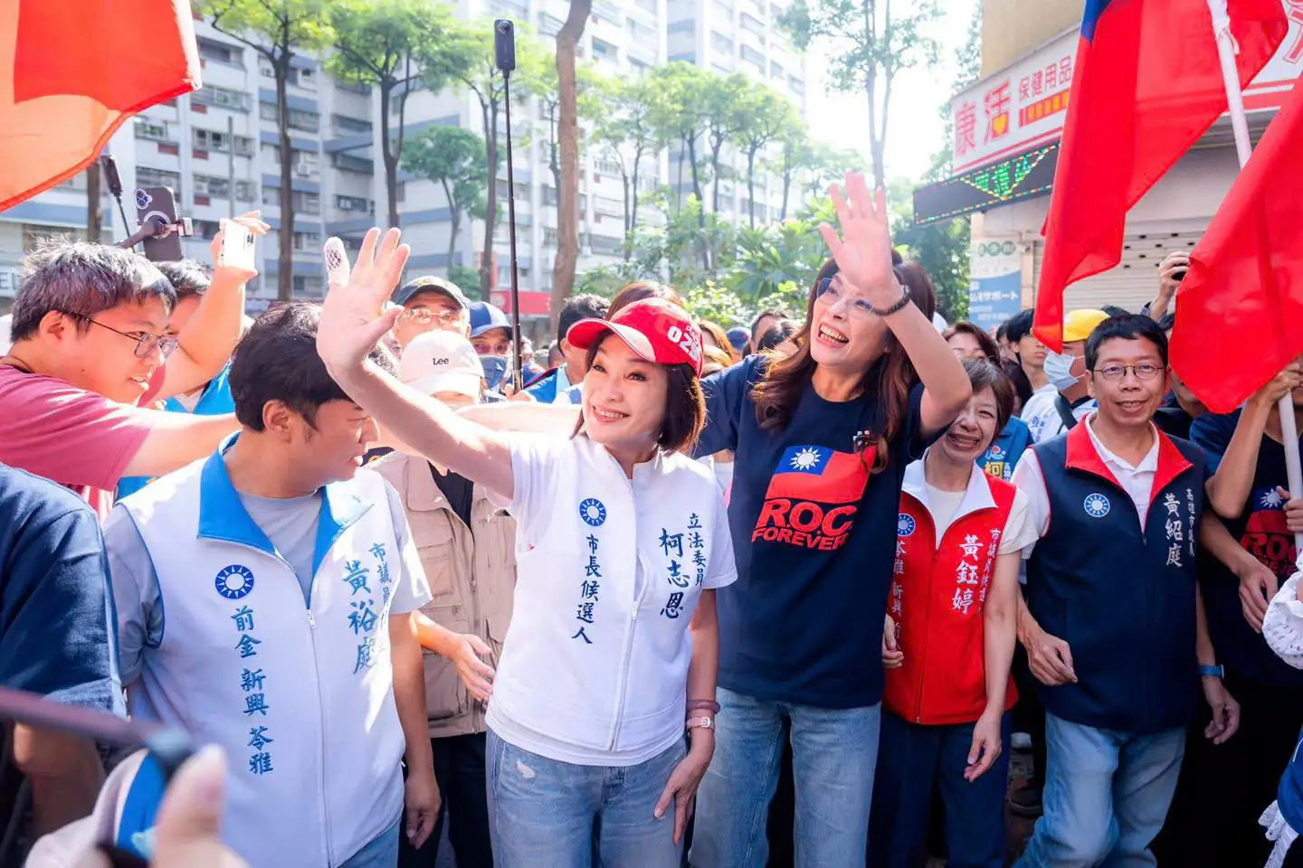 國民黨高雄市長候選人柯志恩與黨主席鄭麗文在左營果貿社區國慶升旗活動中，向現場支持群眾熱情揮手致意，展現藍營團結氣勢。（取自柯志恩臉書）