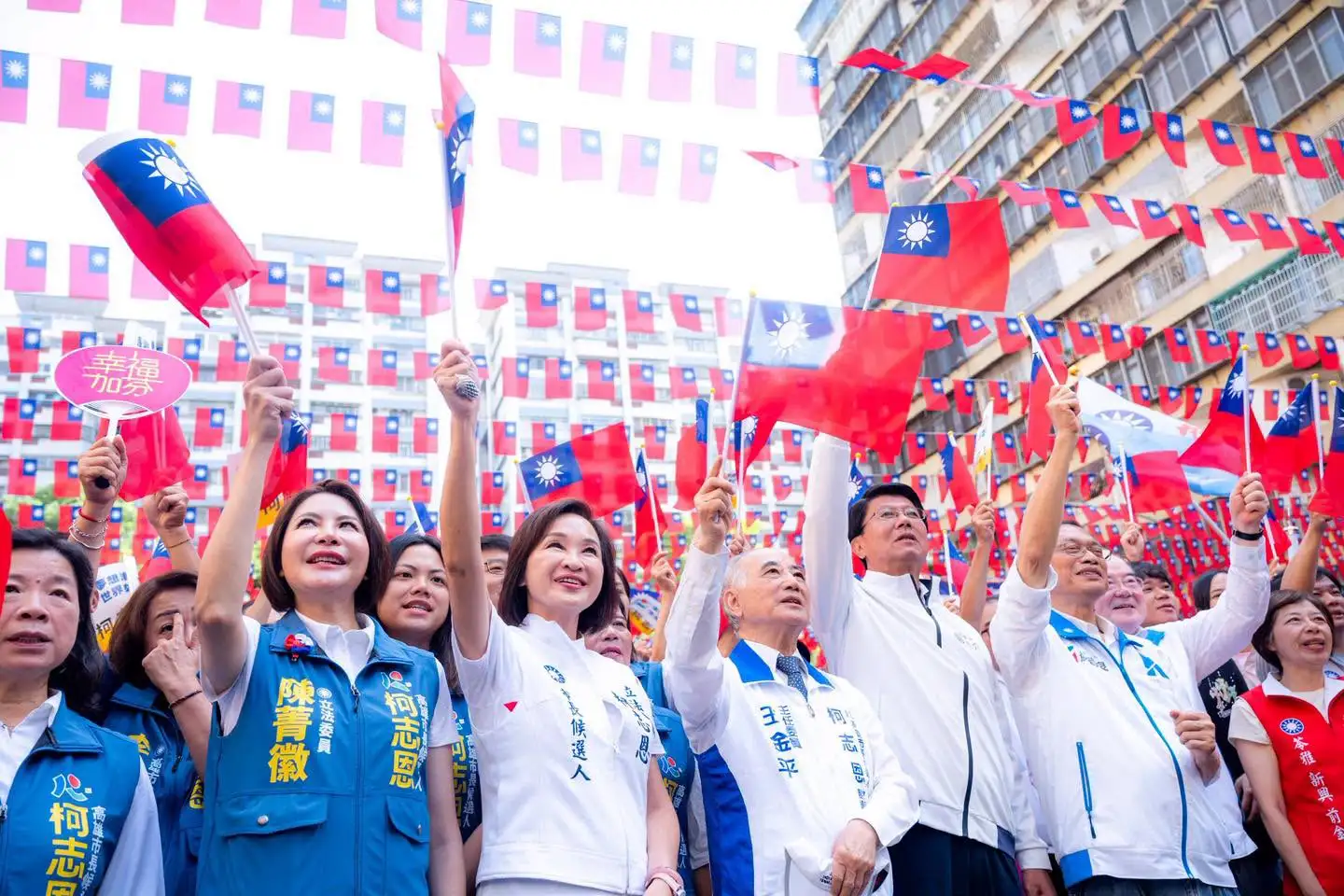 國民黨高雄市長候選人柯志恩與前立法院長王金平等藍營人士，出席左營果貿社區雙十國慶升旗典禮，與現場民眾一同揮舞國旗，場面熱烈。（取自柯志恩臉書）