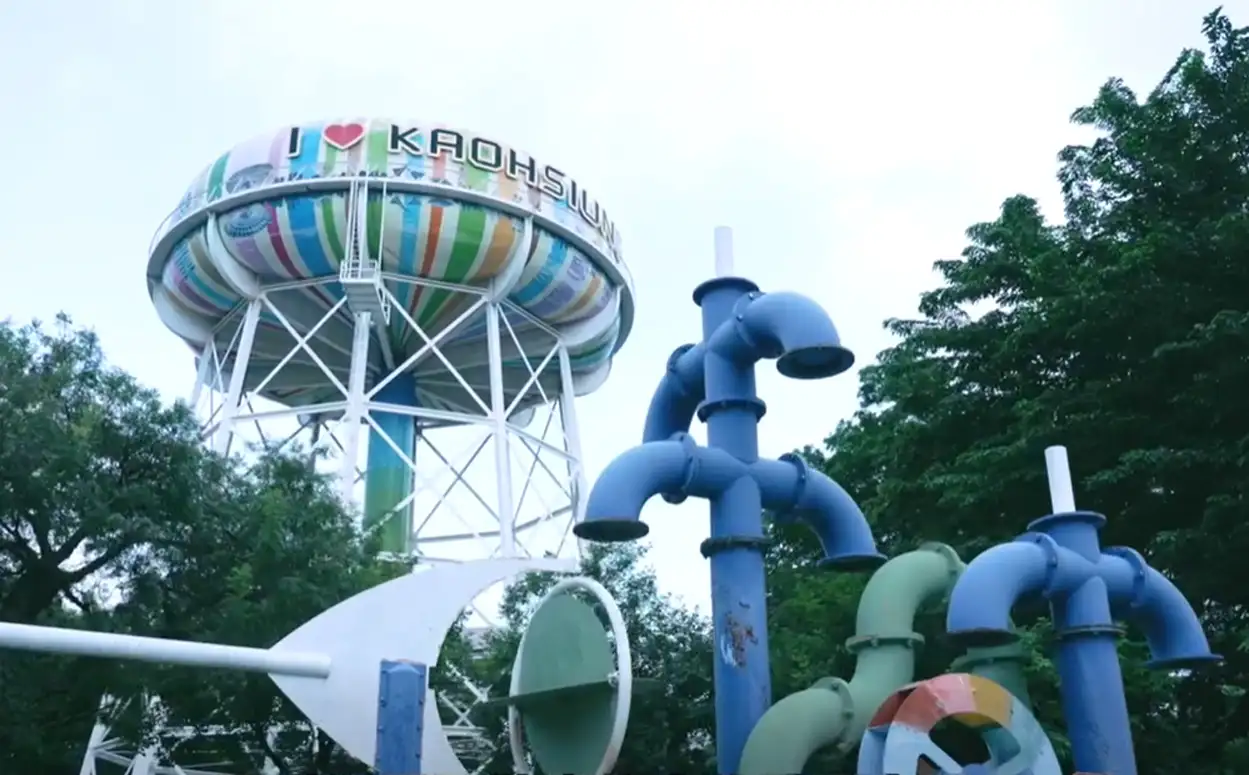 苓雅區自來水公園的大水塔經整修及彩繪改造後，成為具有特色的城市景觀。陳雅敏表示，當年曾參與協調改善，盼透過公共建設提升地方生活品質。（陳雅敏提供）