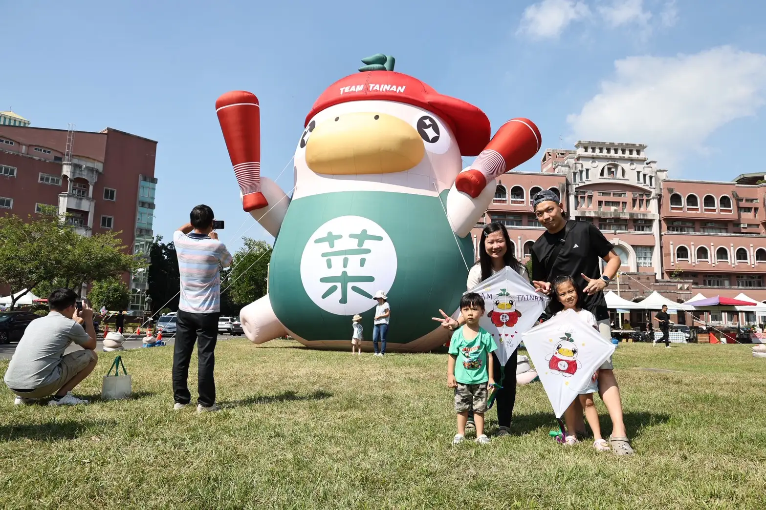 「2026台南曾文風箏嘉年華」以「台灣味×台南甜」為主題，巨型「菜奇鴨」造型風箏成為現場吸睛焦點，吸引親子家庭開心合影，享受雙十連假戶外同遊樂趣。（台南市政府提供）
