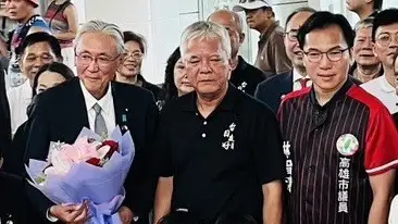 日本自民黨眾議員古屋圭司（左）率團訪問高雄，紅毛港保安堂主委張吉雄（中）、高雄市議員林智鴻（右）親自迎接。（林智鴻提供）