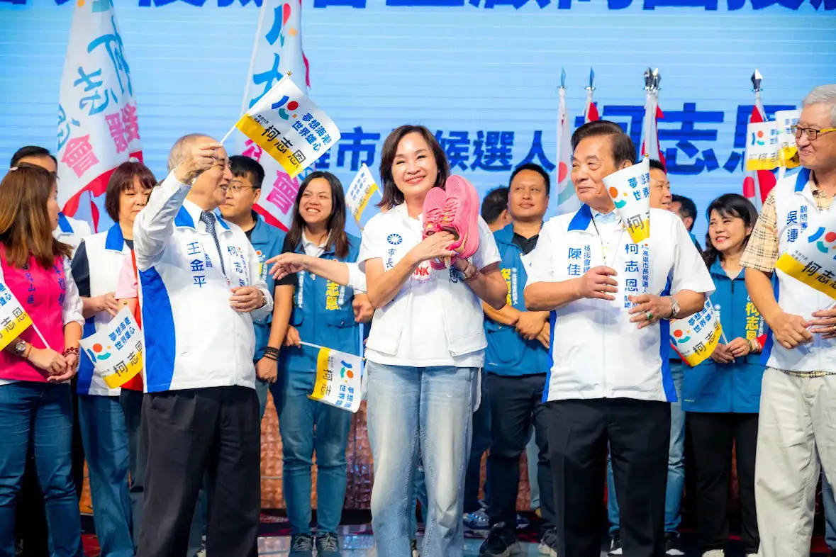 市長候選人柯志恩舉辦「各界後援會暨顧問團授旗大會」，現場齊聚超過30個後援會、3500名鄉親共同出席，以行動展現對柯志恩的支持與相挺。（柯志恩團隊提供）