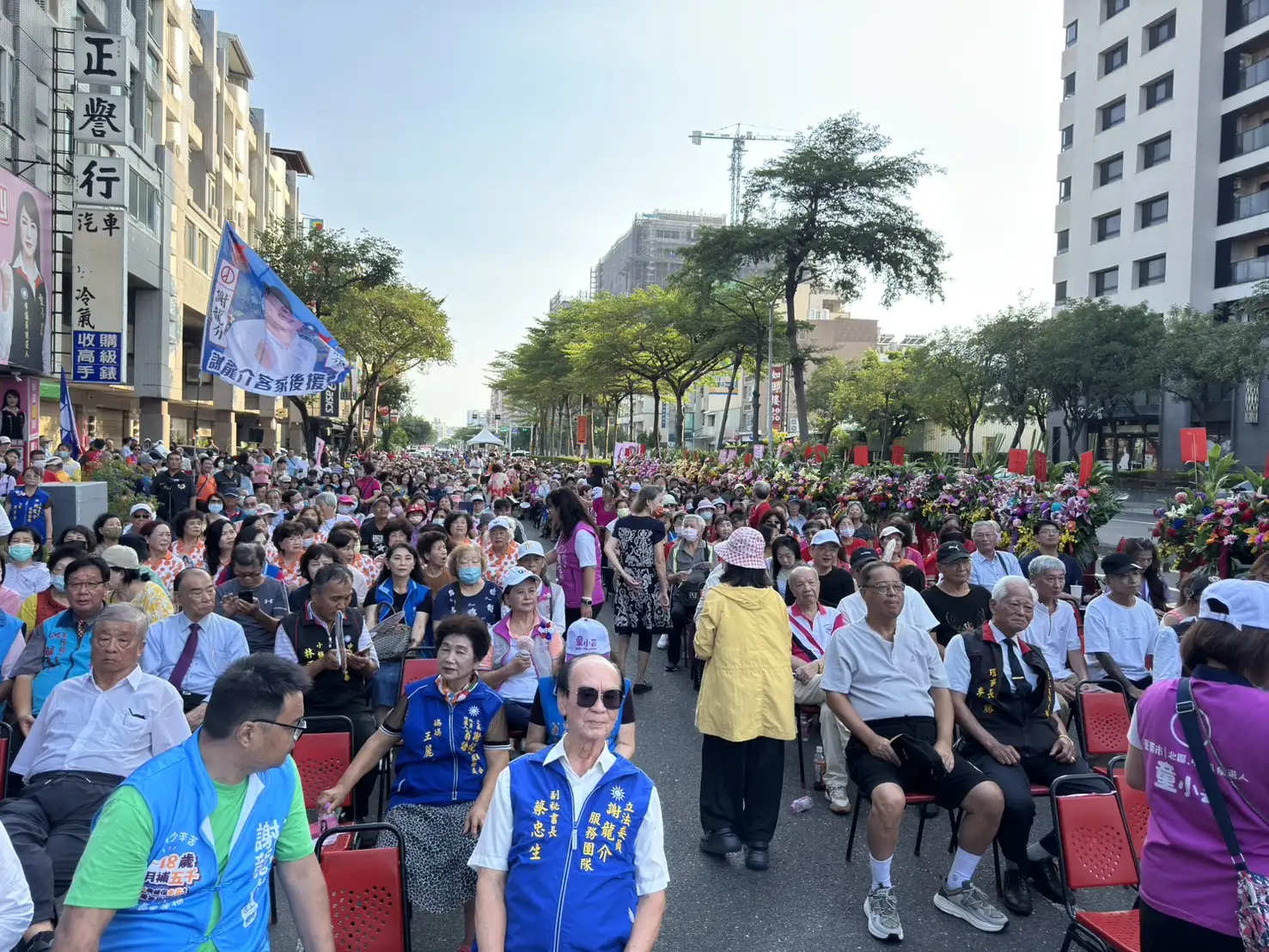國民黨台南市議員參選人童小芸與市長參選人謝龍介聯合競選總部成立大會，吸引上千名鄉親及支持者到場，林森路三段會場座無虛席，旗幟飄揚、場面熱絡。（記者張振興攝）