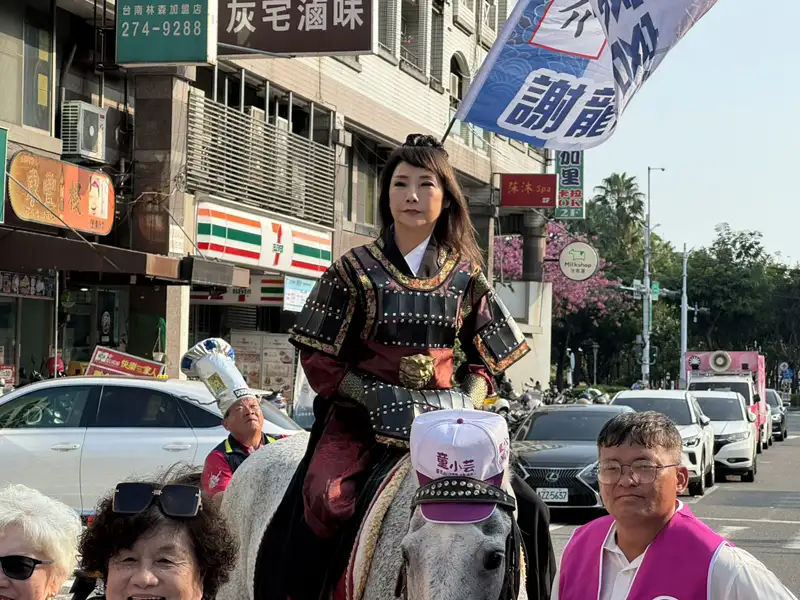 童小芸扮花木蘭騎白馬進場　誓為藍營搶回第三席