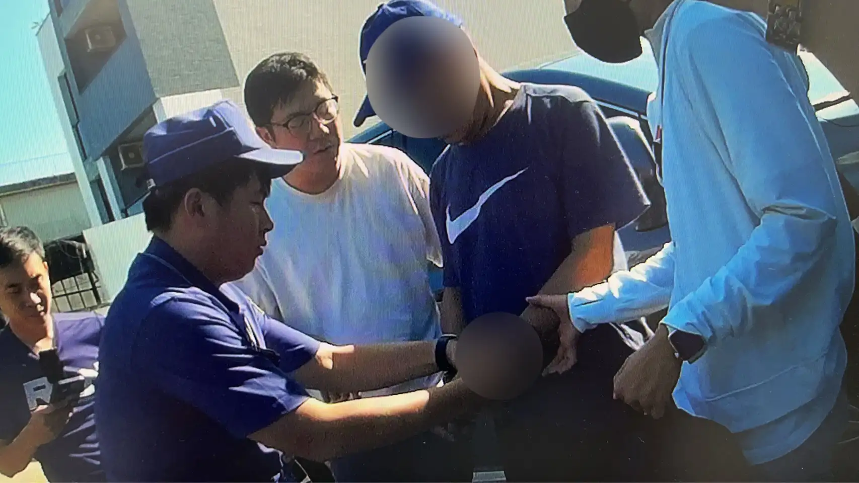 高雄婦人遭詐近800萬元，詐團仍持續索討違約金，前鎮警方將計就計，逮捕前來取款的穆姓車手。（前鎮分局提供）