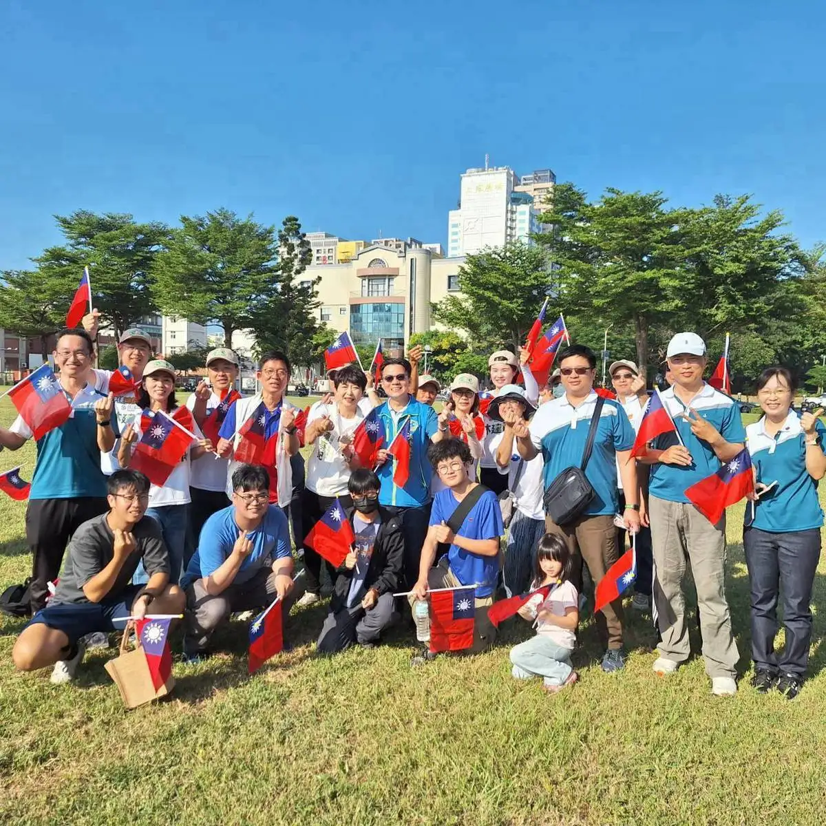 嘉藥師生以實際行動祝福國家生日快樂（圖／嘉南藥理大學提供）