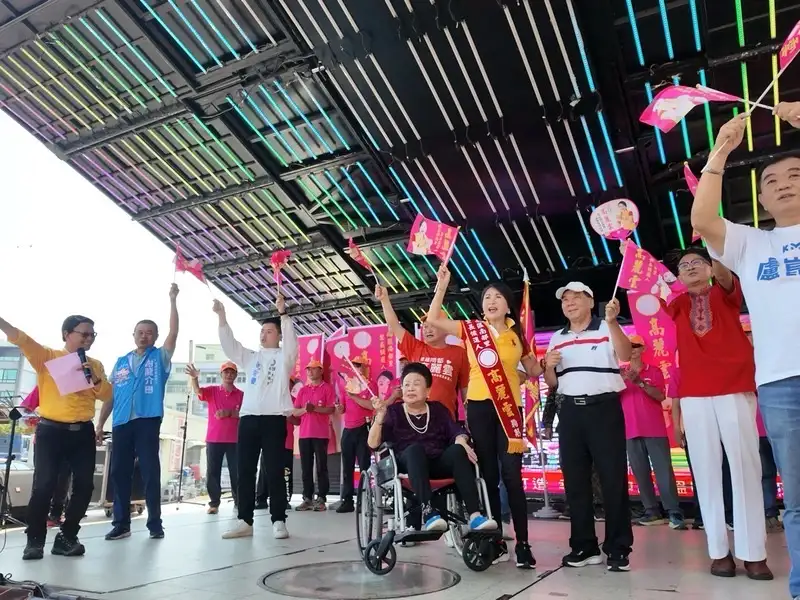 高麗雲媽媽雖已高齡，仍到場以清楚堅定表達支持，力挺她爭取連任，溫馨畫面令人動容。（圖／記者范繼如攝）