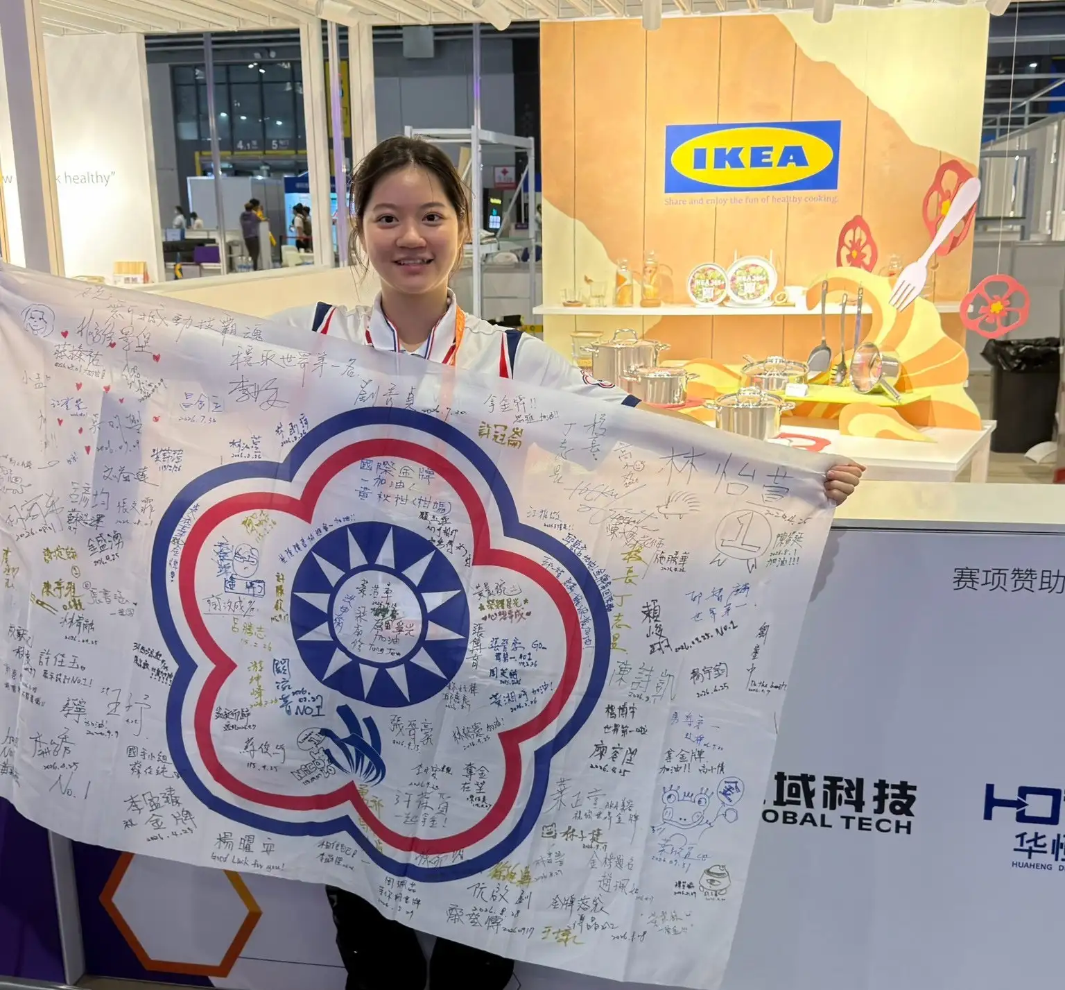 展示設計國手莊玉雪與作品「COOK WITH IKEA」合影