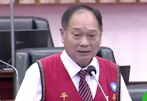 高雄市議員王義雄13日總質詢，批評市府對原住民族重要議題不夠重視，並質疑原民會主委洪羽珊政務執行力不佳。（記者吳文生攝）