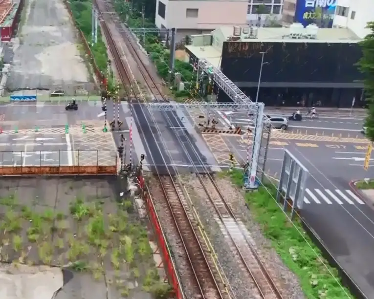 台南鐵路地下化預定115年10月17日通車，沿線17處橫交設施將分階段拆除改善，開元路10月18日率先施工，東豐路平交道預計11月17日後接續辦理。(台南市政府交通局提供)