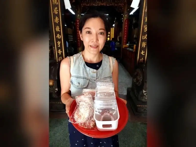 安南區李小姐準備平安精油等祝壽供品，盼將祝福分享給前來參拜的香客。（圖／記者范繼如攝）