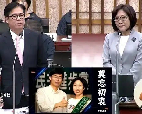 高雄市議長康裕成十四日市政總質詢，展示1998年與市長陳其邁的合照，回顧兩人投入公共服務的歷程，並關切高雄城市轉型及未來科技產業發展。（高雄市議會提供）