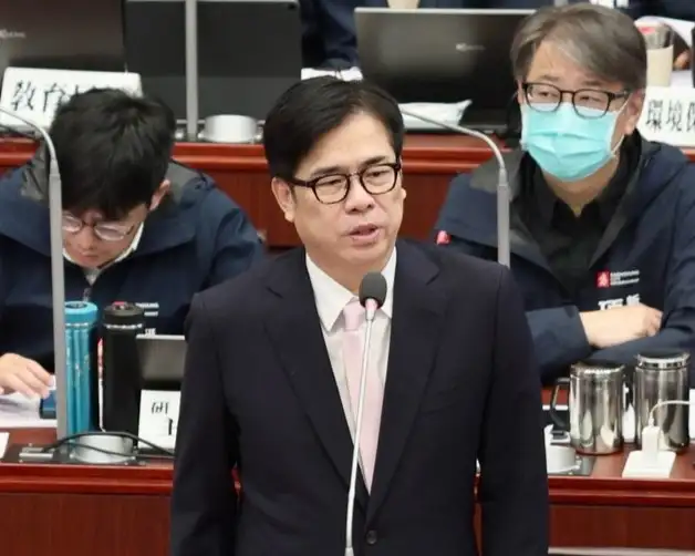 高雄市長陳其邁15日在市議會答詢，說明高雄近年推動教育平權、產業轉型、行人安全及公共建設等施政方向，強調城市發展成果來自市府團隊與市民共同努力。（高雄市府提供）