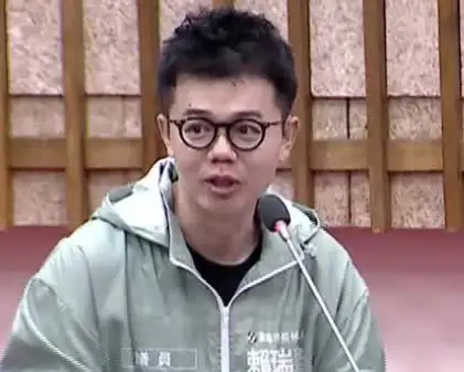 高雄市議員張博洋15日市政總質詢，盤點三民區十大建設成果與十大待完成課題，並提出「緊看成果、緊看缺口、緊看交接」三項方向，關注地方建設延續及未來市政交接。（記者吳文生攝）
