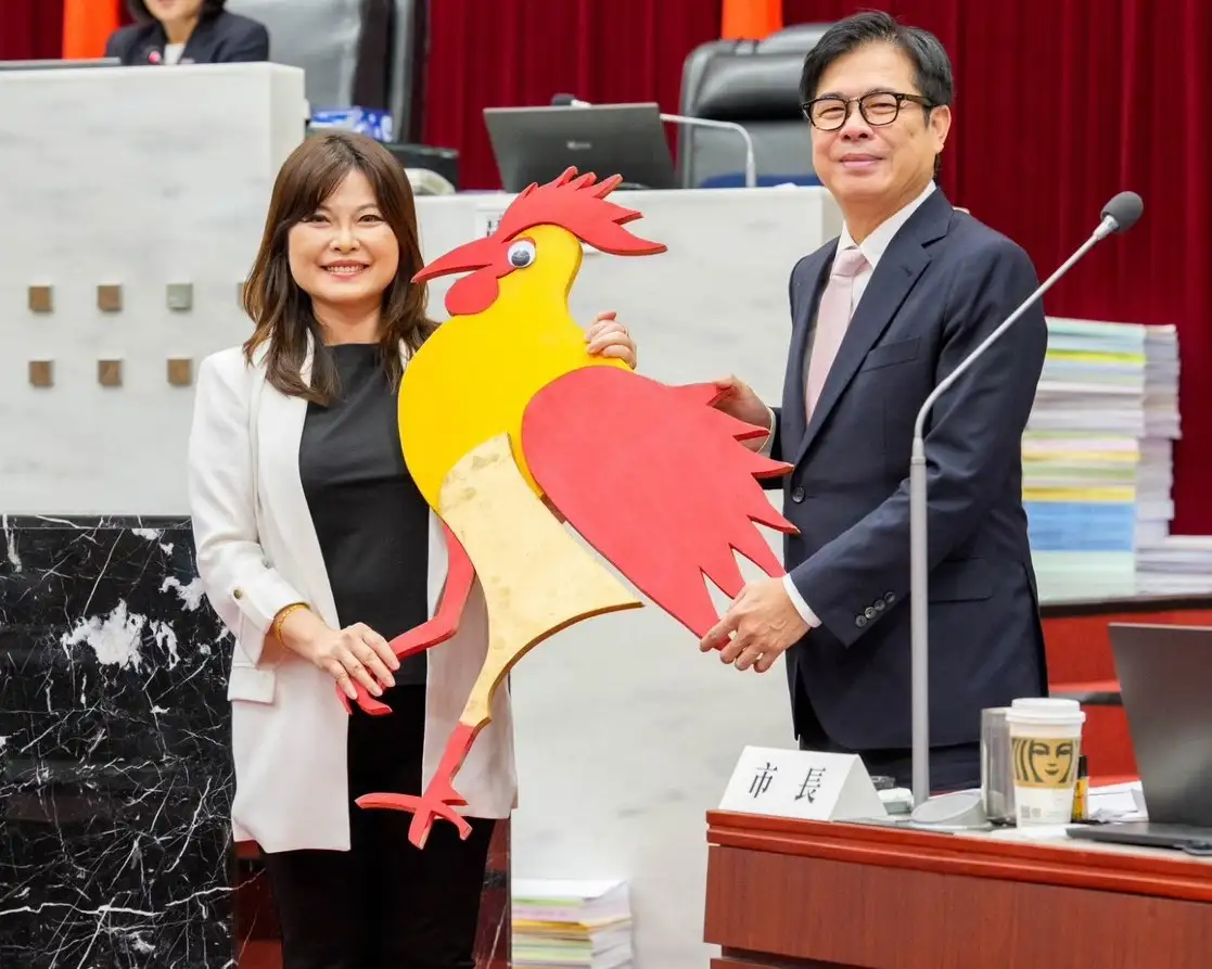 高雄市議員陳美雅15日市政總質詢，邀請市長陳其邁接力演唱王菲《紅豆》，藉此倡議演唱會經濟「市民版」，並爭取敬老卡優惠、銀髮樂活活動及跨世代共融設施。（記者吳文生攝）