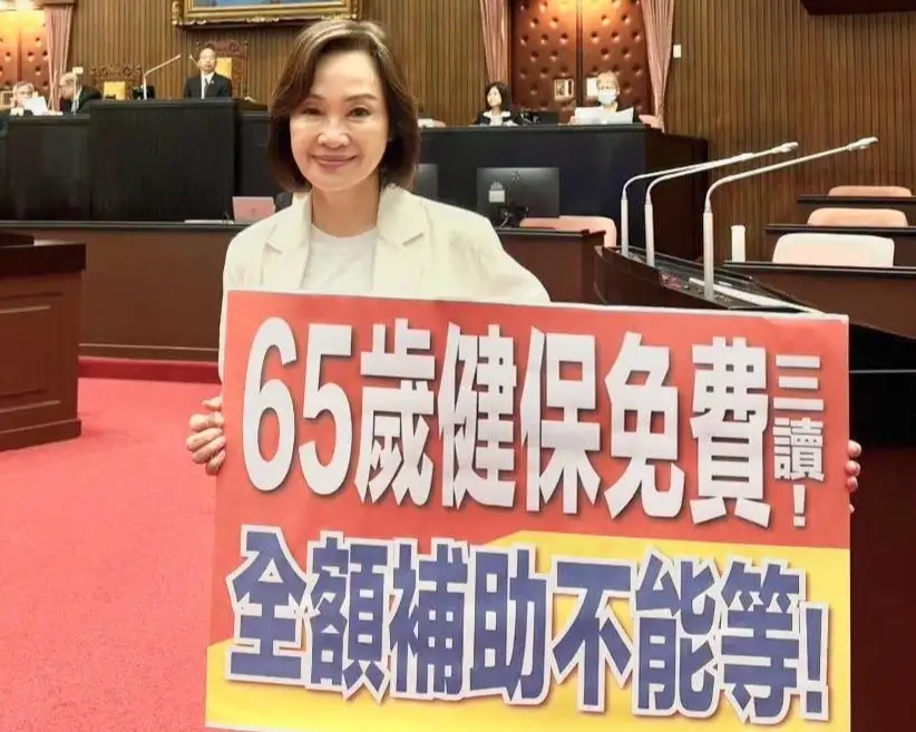 國民黨高雄市長候選人柯志恩16日表示，支持推動普發現金2萬元及65歲以上長者健保費補助，主張在財政條件允許下還稅於民，並爭取相關法案年底前完成三讀。（柯志恩團隊提供）