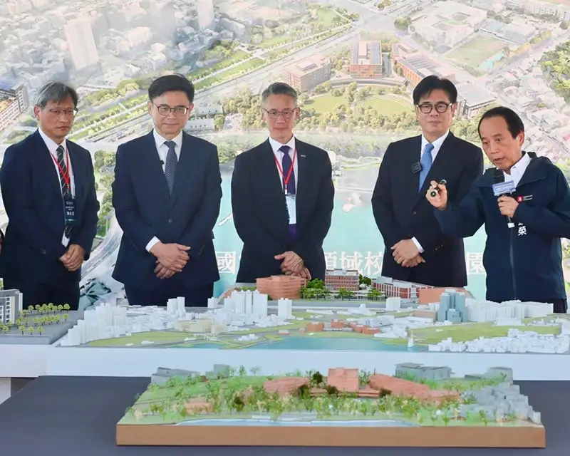 高雄市政府16日舉行國家重點領域校際研教園區新建工程啟動儀式，市長陳其邁與教育部、清華大學、陽明交通大學及產學研各界代表共同見證，正式啟動三大基地六項建設。(記者吳文欽攝)