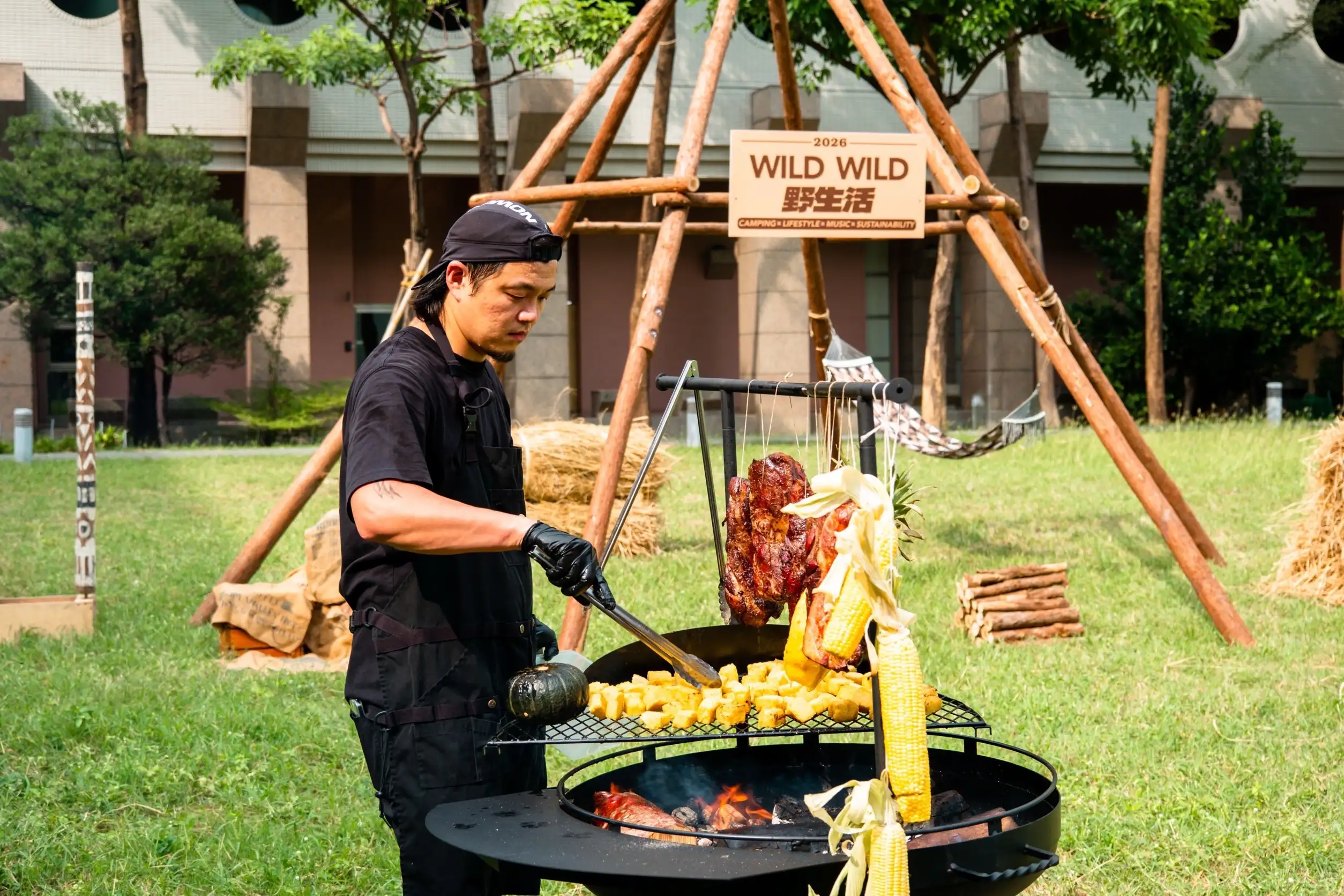 直火料理示範阿根廷烤肉，展現戶外野營的獨特風味。