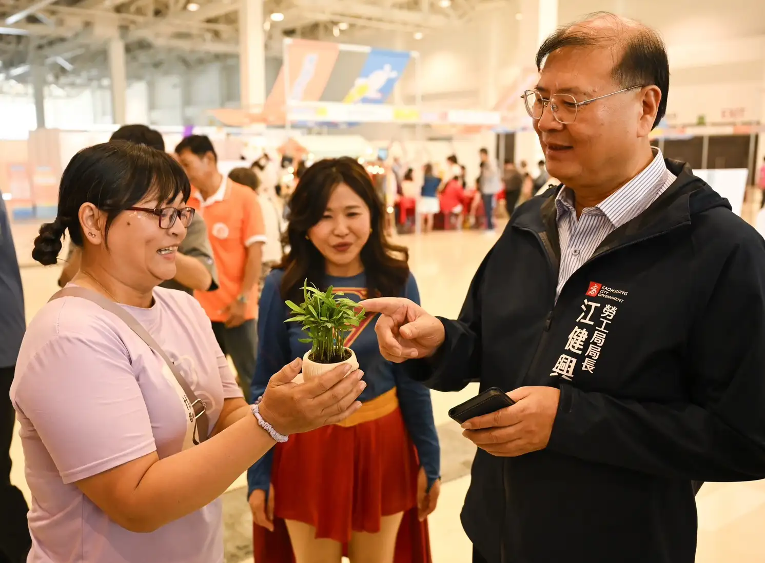 高雄市勞工局長江健興（右一）參觀職訓成果攤位，肯定學員栽種綠色植栽的實作專業與巧思。（圖／高雄市政府勞工局提供）