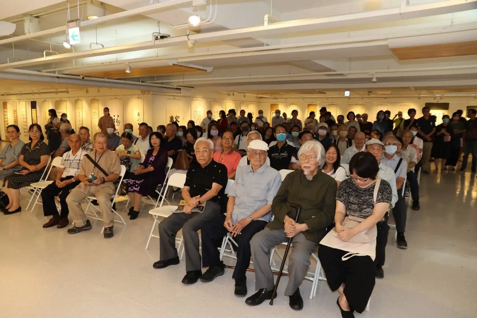 延墨書會會員聯展「延目墨華」開幕現場，藝文界人士、貴賓及藝術家齊聚一堂，共同欣賞近百件書法與篆刻作品。