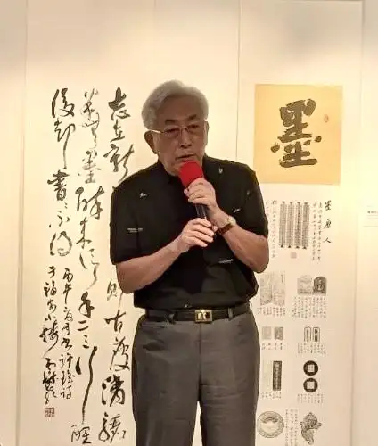 延墨書會開幕典禮，高雄市立歷史博物館典藏委員郭春甫老師親臨致詞，肯定展出作品的藝術成果，並表達祝福。
