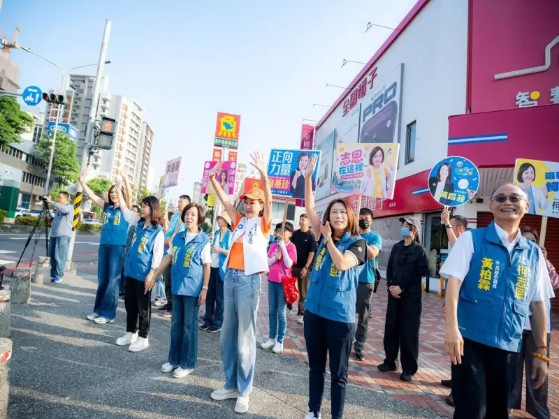 選戰倒數40天全力衝刺！柯志恩路口揮手問早元氣滿滿 端「皮蛇疫苗補助」敬老牛肉