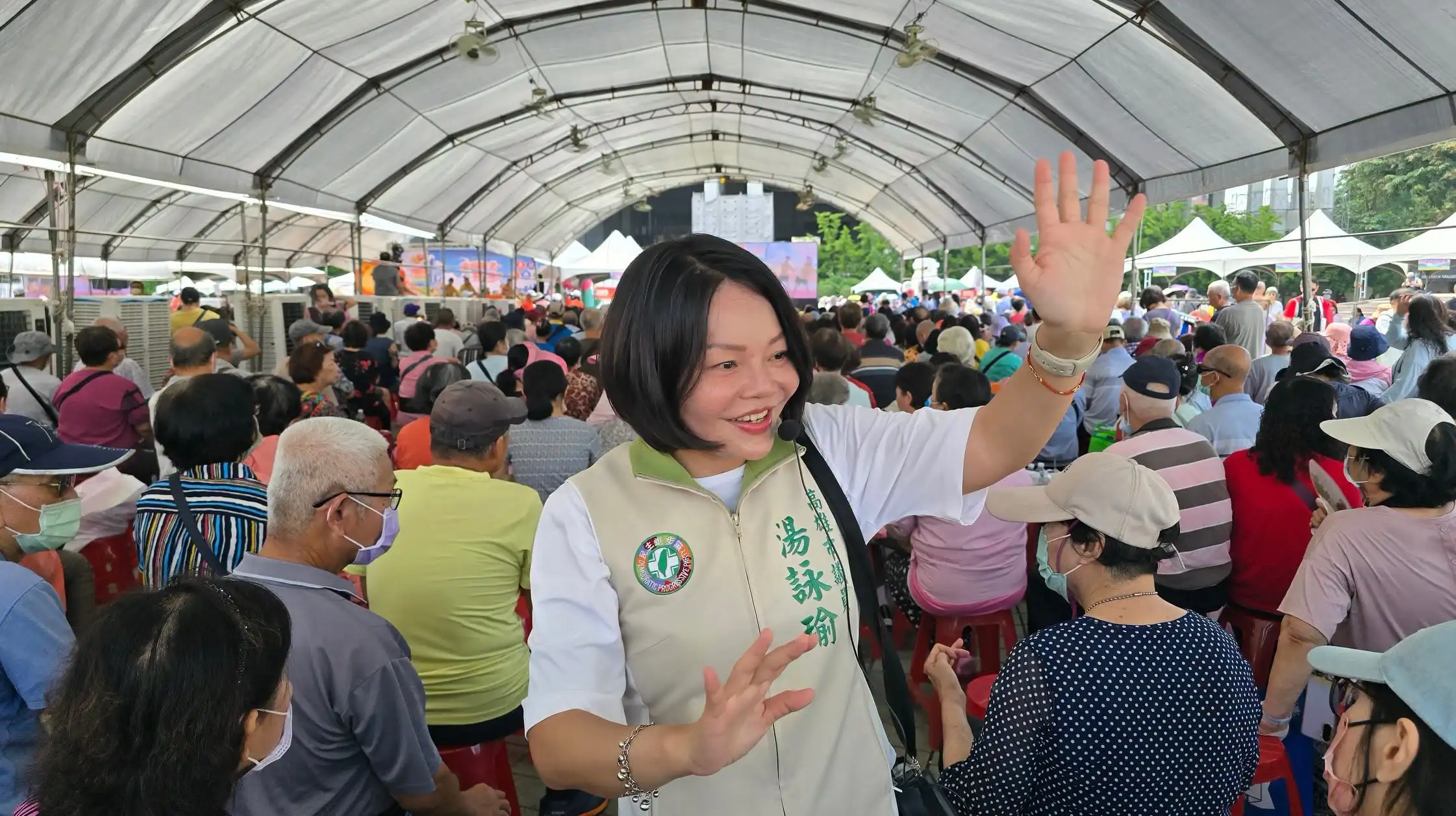 高雄市議員湯詠瑜表示，距離11月28日投票日倒數40天，她持續走入家戶拜訪、傾聽鄉親心聲，感謝民眾給予支持與鼓勵。（圖 / 湯詠瑜提供）