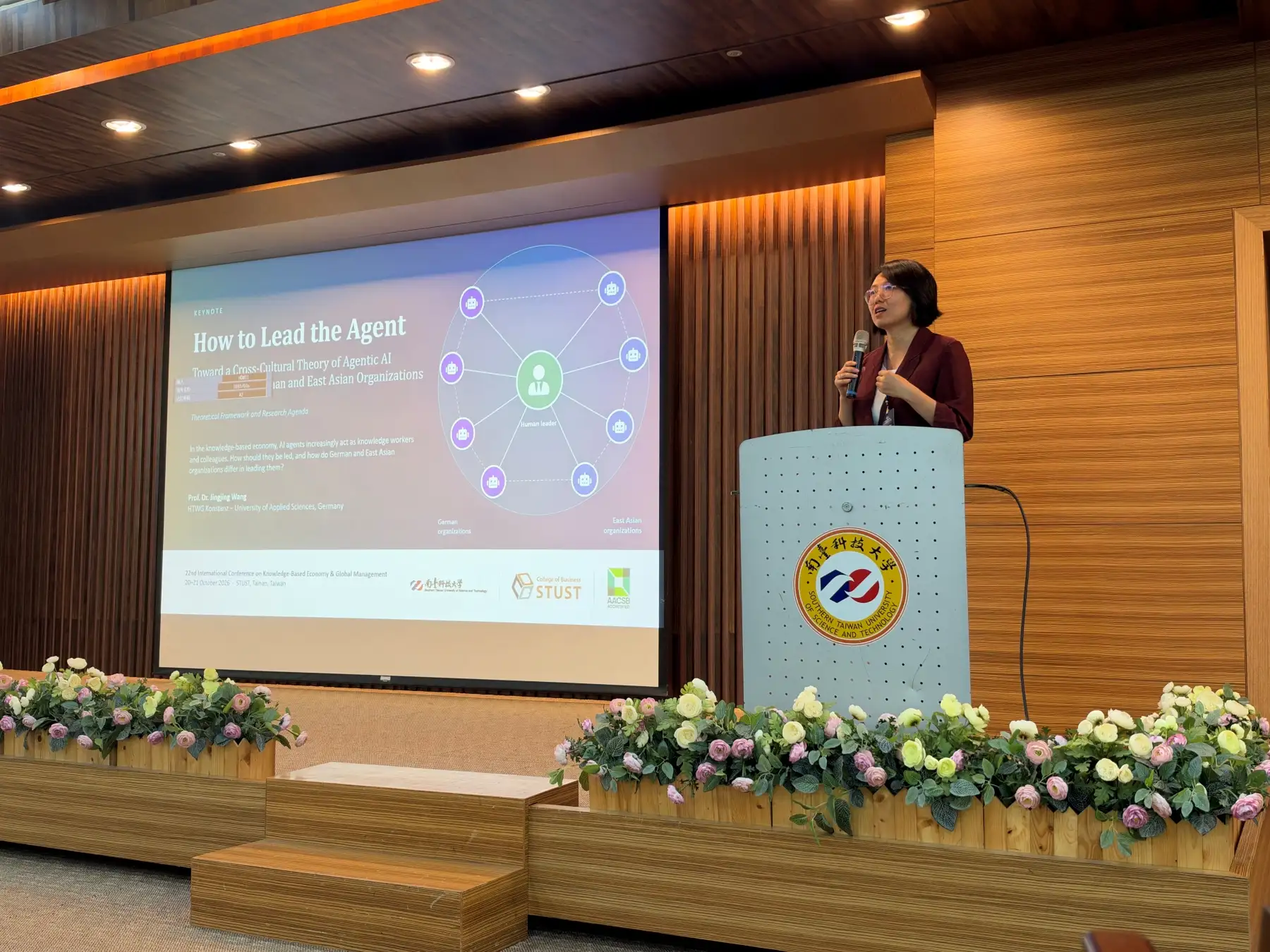 德國康斯坦茲應用科學大學 Jingjing Wang 教授發表專題演講。(南台科大提供)