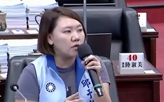 高雄市議員邱于軒表示，面對石化產業轉型挑戰，市府應積極協助企業升級、保障勞工權益，並提高新四輕更新計畫資訊透明度。（圖 / 記者吳文生攝）