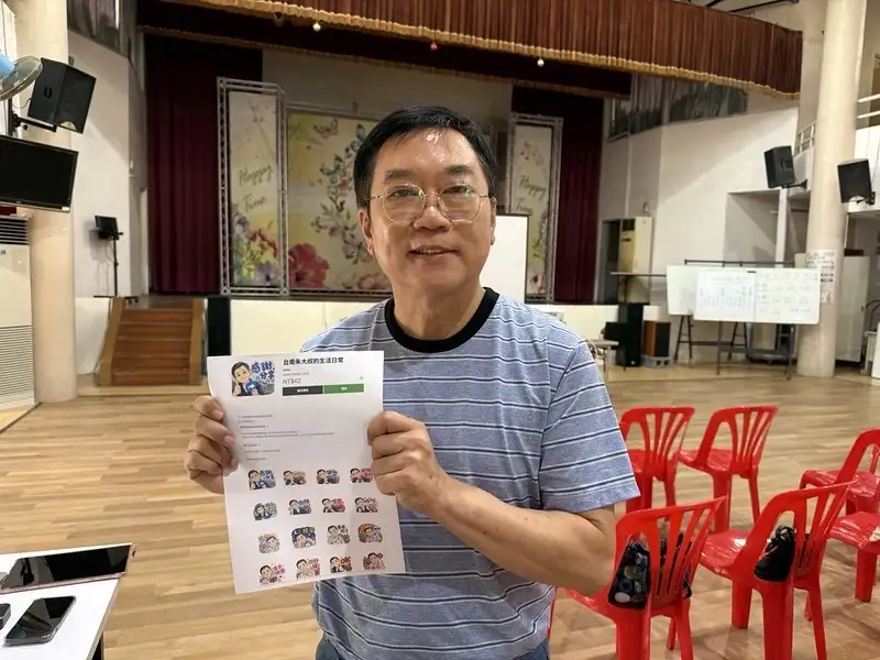 學員展示LINE貼圖作品與販售頁面，分享課程中的實作成果。（圖／記者范繼如攝）
