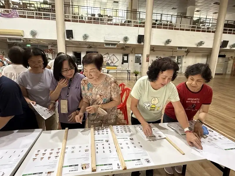 現場展示的人物貼圖各具特色，學員向與會者介紹學習成果，呈現課堂實作的收穫。（圖／記者范繼如攝）