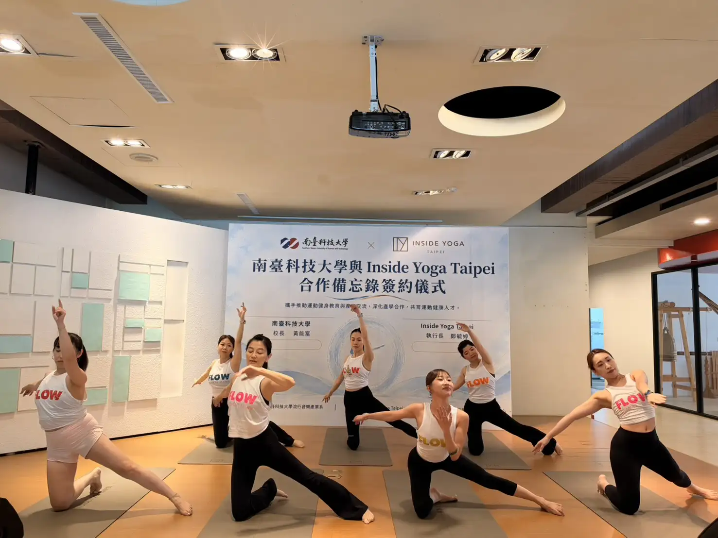 Inside Flow瑜伽老師現場示範，隨著音樂節奏與情緒變化串連動作，展現音樂與身體律動結合的特色。(圖/ 記者林怡孜攝)