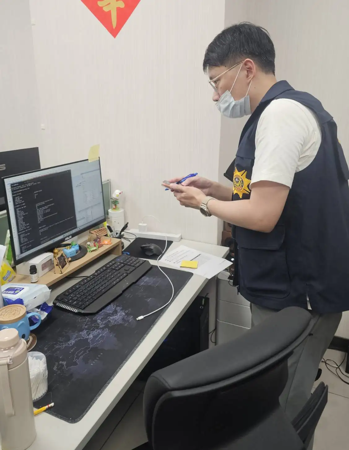 專案小組持搜索票進入涉案企業辦公室，科技偵查人員現場檢視工作電腦，清查非法破解與未授權安裝之高階設計軟體使用軌跡。（圖／張振興翻攝）