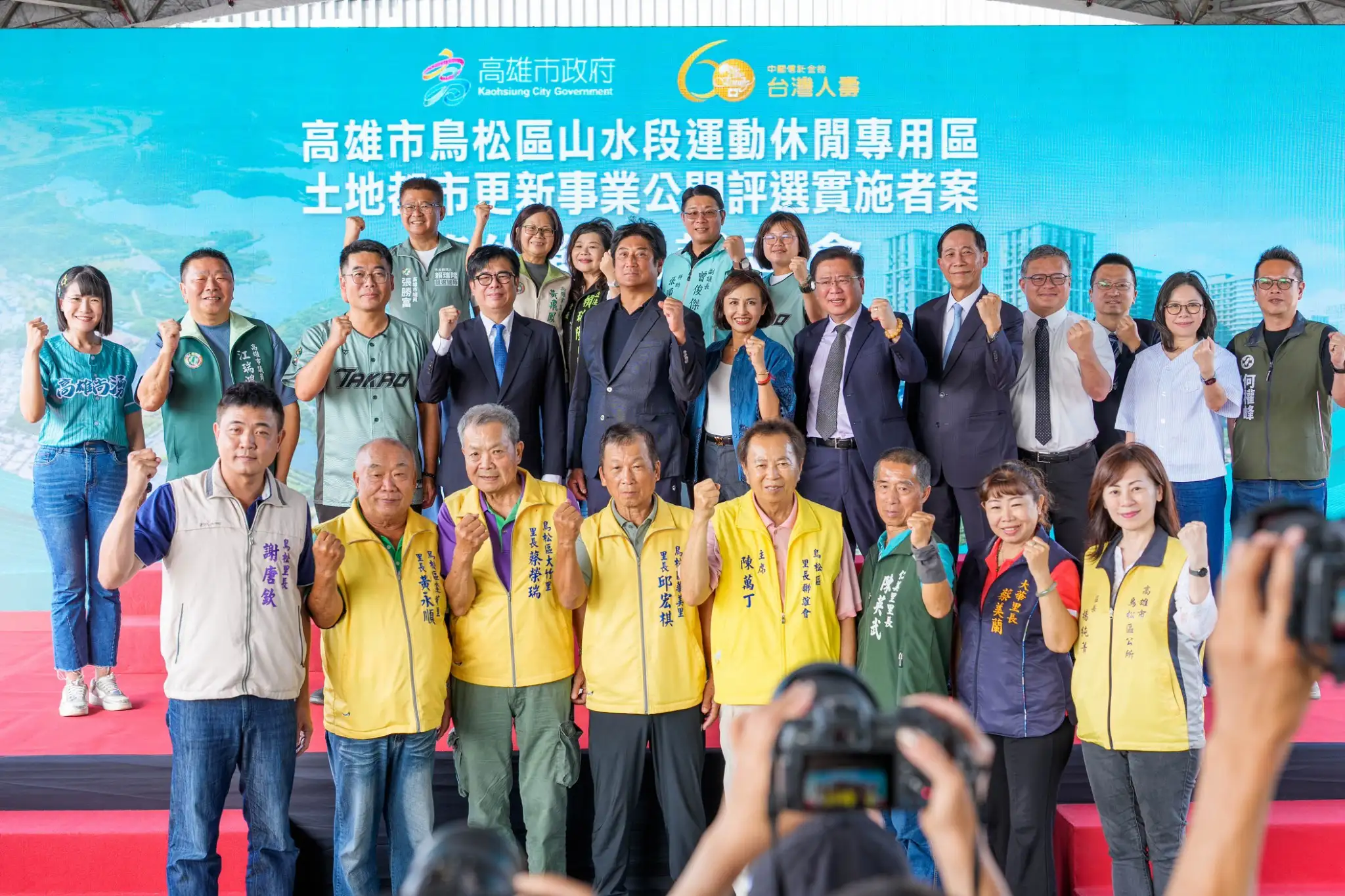 澄清湖運動休閒專用區公辦都市更新案廿一日簽約，高雄市議會多位長期關注澄清湖棒球場的議員代表議長康裕成出席見證。（圖 / 高雄市議會提供）