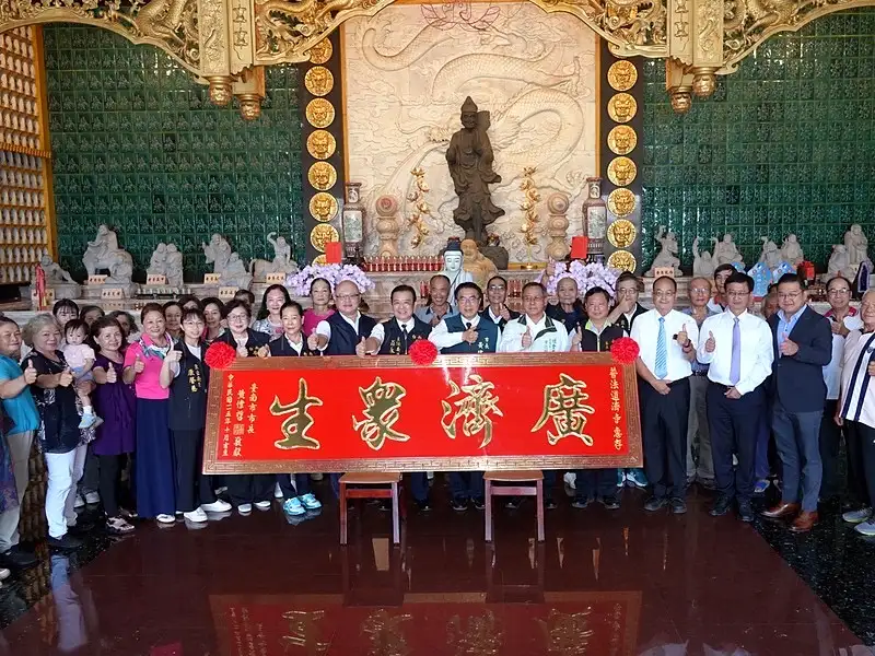 普法道濟寺獲頒「廣濟眾生」匾額，寺方與出席貴賓合影留念。（圖／記者范繼如攝）