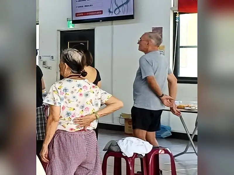 太極拳國家級教練潘智航示範動作，連外籍人士都來報名參加。（圖／記者范繼如攝 ）