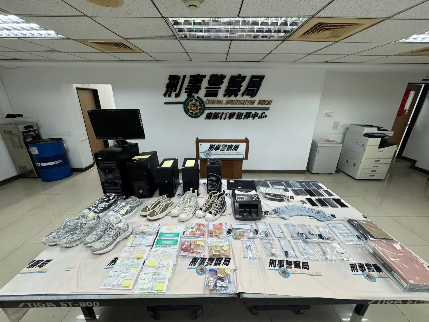 刑事局南打中心偵破假投資APP詐騙集團勾結洗錢水房案，起訴莊嫌等15人，現場查扣8輛高價名車、現金及虛設公司憑證等證物。（圖／張振興翻攝）