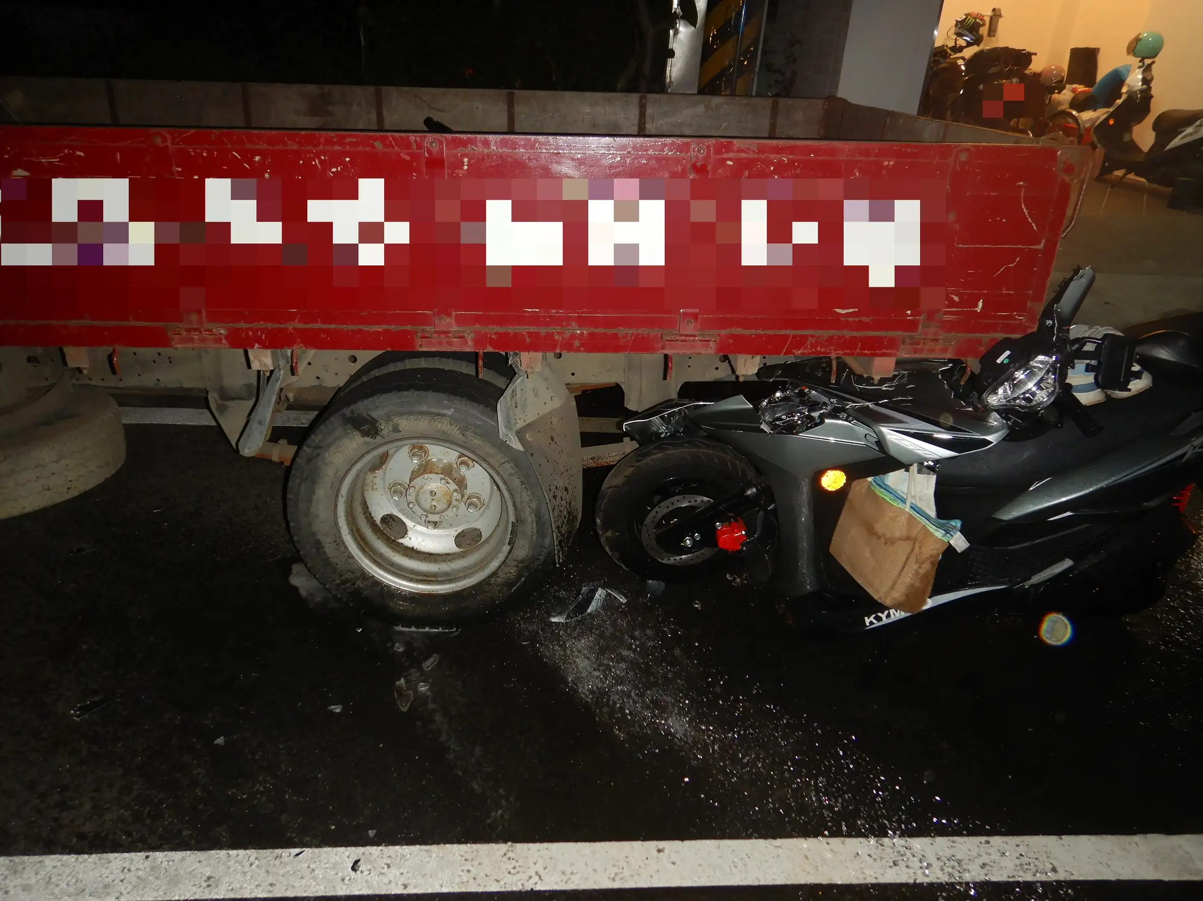 嘉義縣東石鄉168縣道21日晚間發生奪命事故，女騎士騎乘機車自後方猛烈追撞停放於機車道上的自小貨車，車頭卡入貨車底盤嚴重變形。(圖 / 張振興翻攝)
