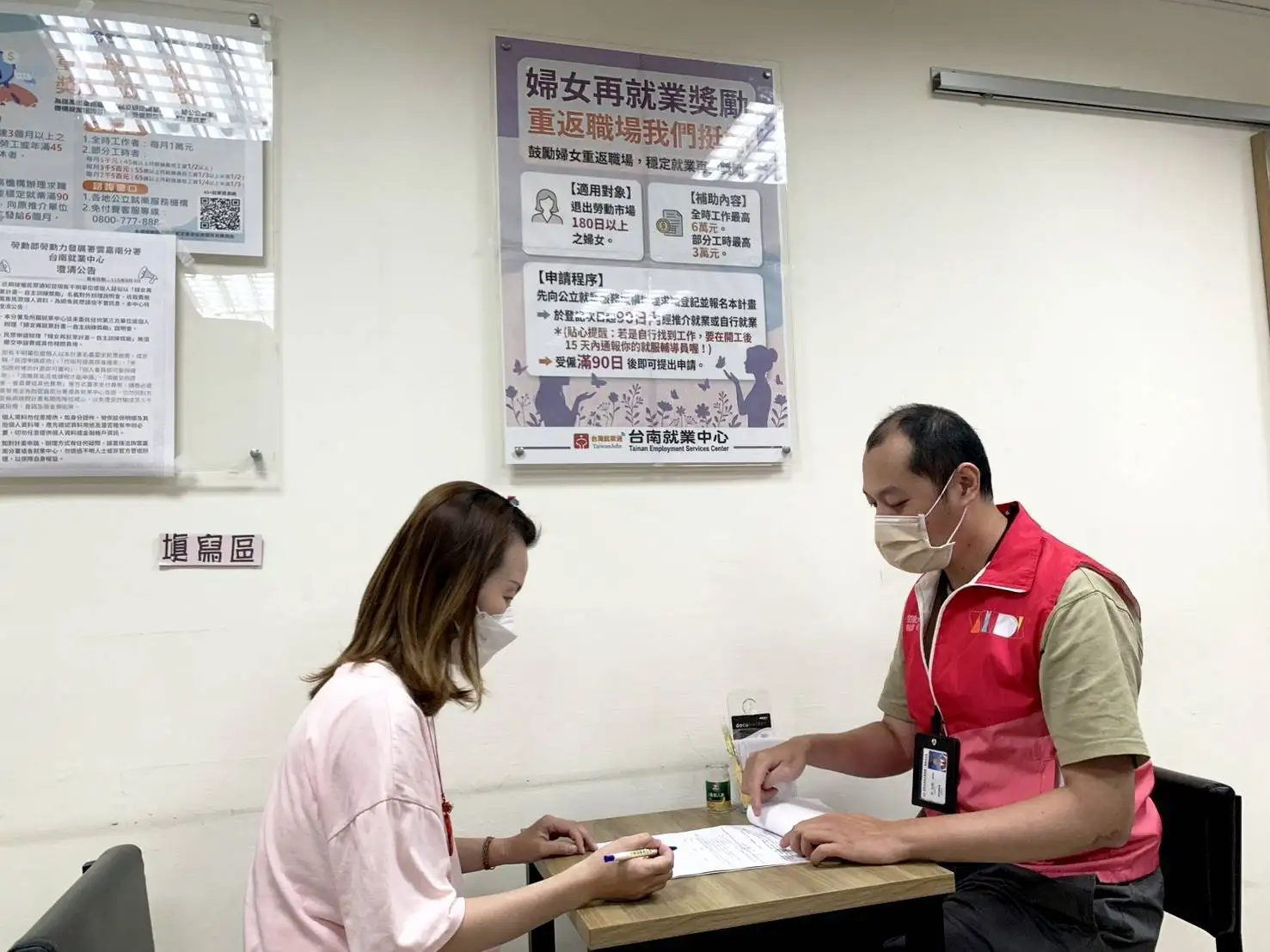 台南就業中心就服人員持續陪伴並運用勞動部「僱用獎助措施」，解除小君工作難題，重回職場。(圖 / 張振興翻攝)