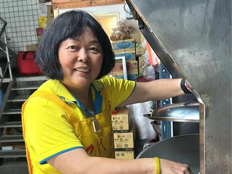 農曆十五東賓愛心便當送暖 特別情商理事吳佩慈掌廚