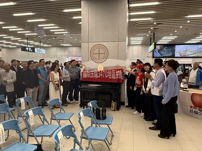扶輪社代表共同揭開琴鍵蓋上的緞帶，盼讓車站成為人們藉由音樂相遇的地方。（圖/記者范繼如攝）