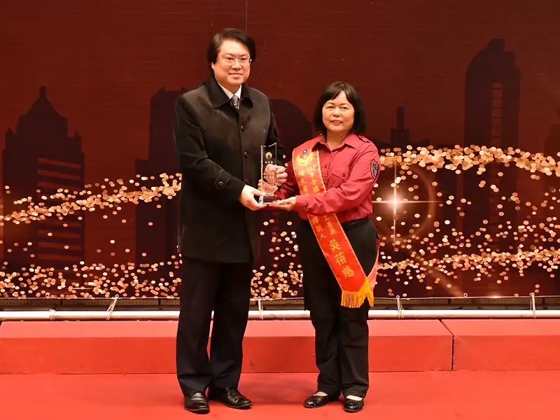 吳蓓慈投入消防志工服務長達21年，長期推動用電安全宣導，服務精神獲獎肯定，圖為受獎留影。（圖/記者范繼如攝）