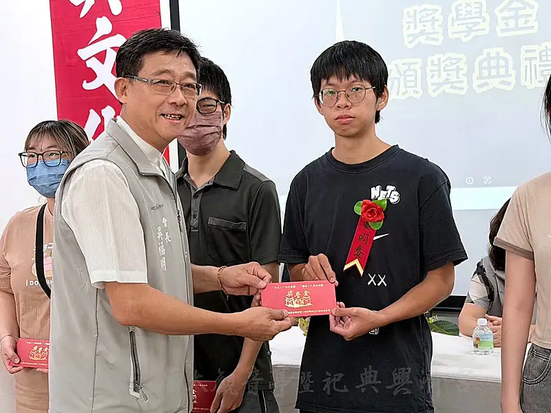 大觀音亭暨祀典興濟宮與府城觀興文化藝術基金會舉辦114學年度第二學期清寒優秀獎學金頒獎典禮，得獎學生與主辦單位代表合影。（圖/記者范繼如攝）