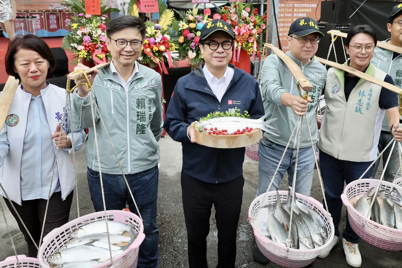 市長陳其邁出席彌陀港虱目魚文化節，並扮演一日拍賣員，把尚青海味送到鄉親手中。（高雄市政府提供）