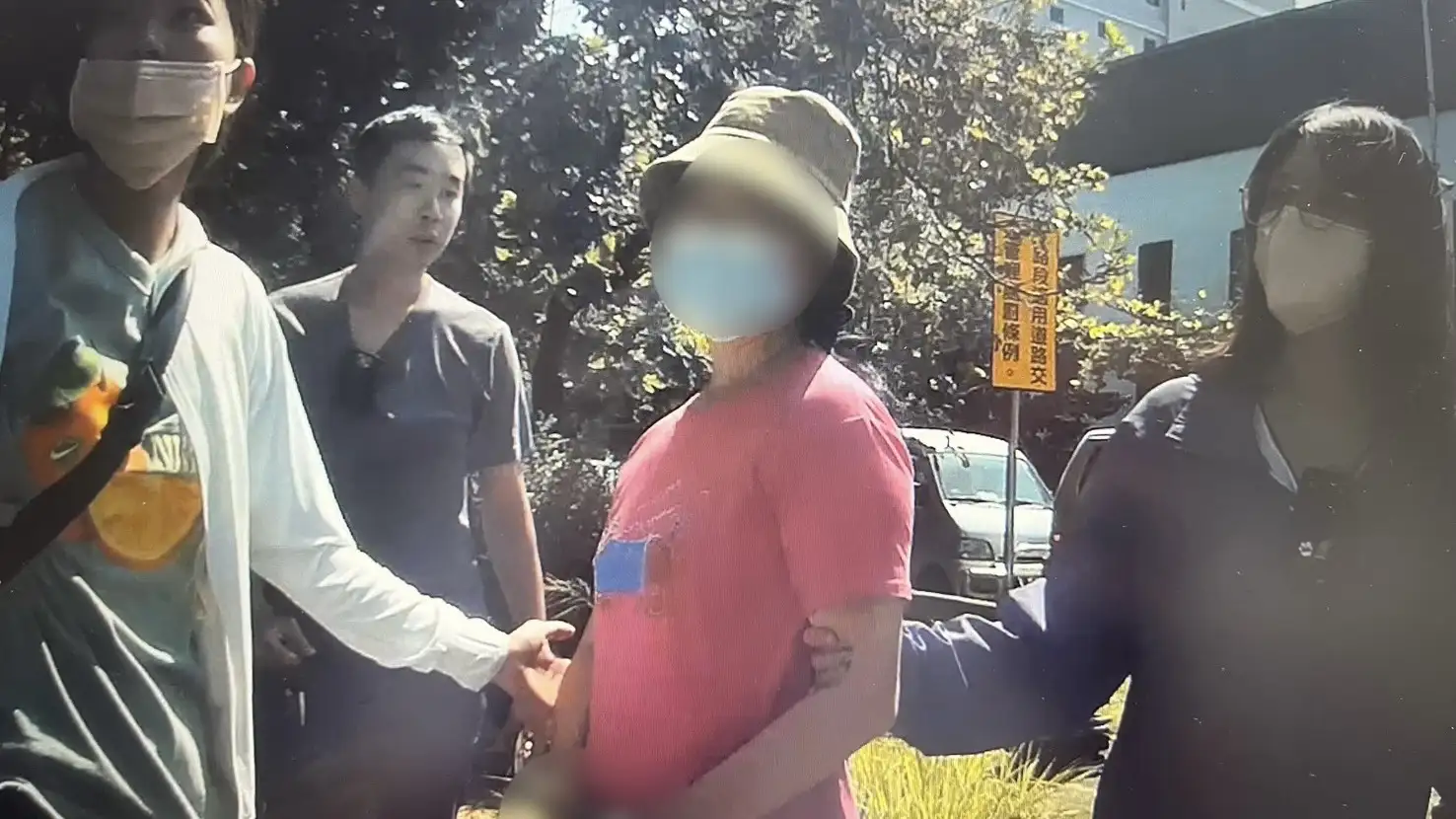 高雄警方埋伏查緝假投資詐騙案，當場逮捕涉嫌收取70萬元的謝姓女車手，並由員警帶回偵辦。（前鎮分局提供）