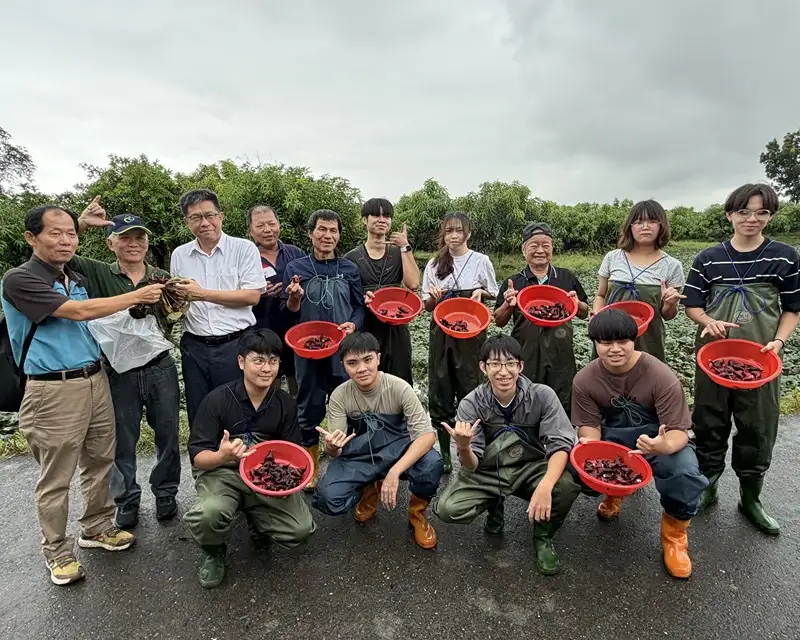 成功大學10月24日在台南官田育建幸福農場舉辦友善農法與自然解方觀摩會，結合水稻菱角輪作、水質管理及生物多樣性研究，探索提升農業產值與永續耕作的方法。(國立成功大學提供)