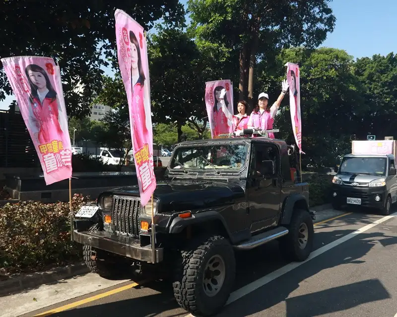 台南市長及市議員選舉27日進行號次抽籤，市長候選人謝龍介委託市議員候選人童小芸代抽，抽中2號；童小芸則由區公所人員代抽，號次為8號。(記者張振興攝)