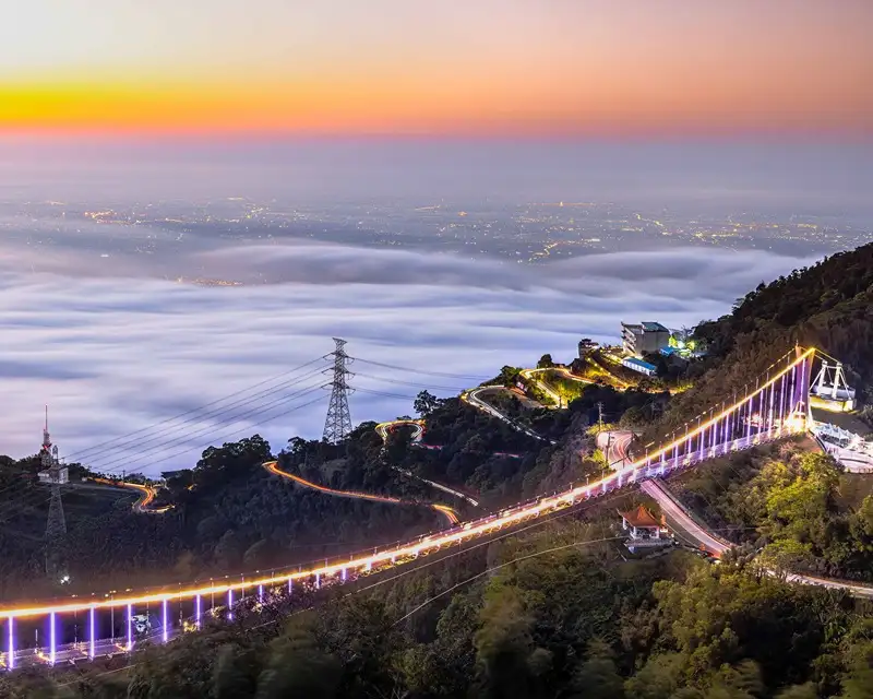 太平雲梯、太平老街及梨子腳山步道等景點，讓旅客探索不同山區的自然風貌。(嘉義縣文化觀光局提供)